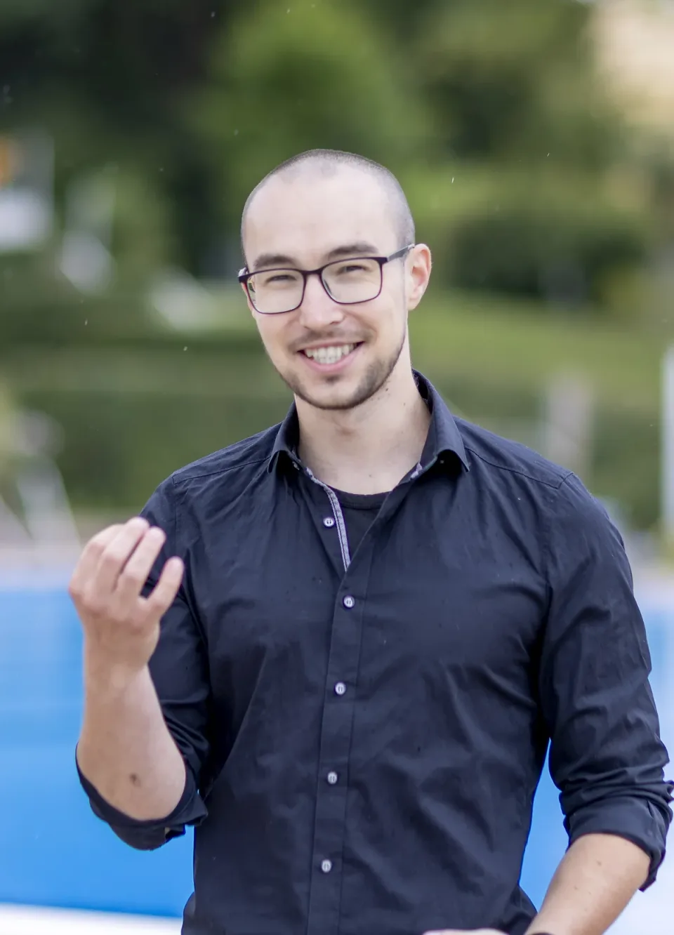 Felix Hennecke lächelnd im Gespräch vor dem Freibad in Freden